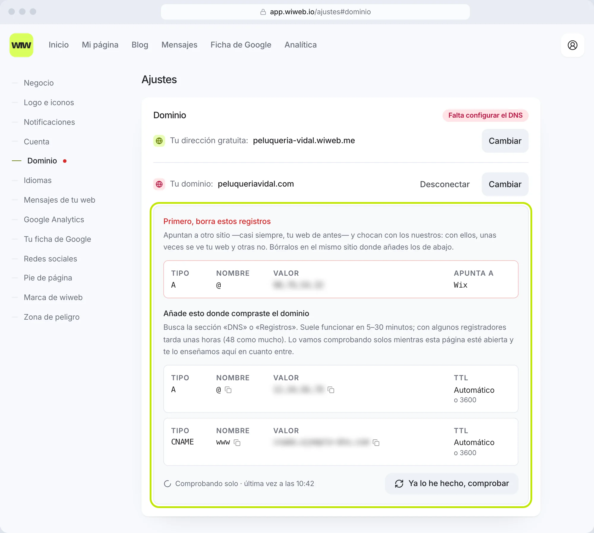 La tarjeta Dominio de Ajustes: arriba, un registro que sobra y hay que borrar; debajo, los registros DNS que hay que añadir y el botón «Ya lo he hecho, comprobar»