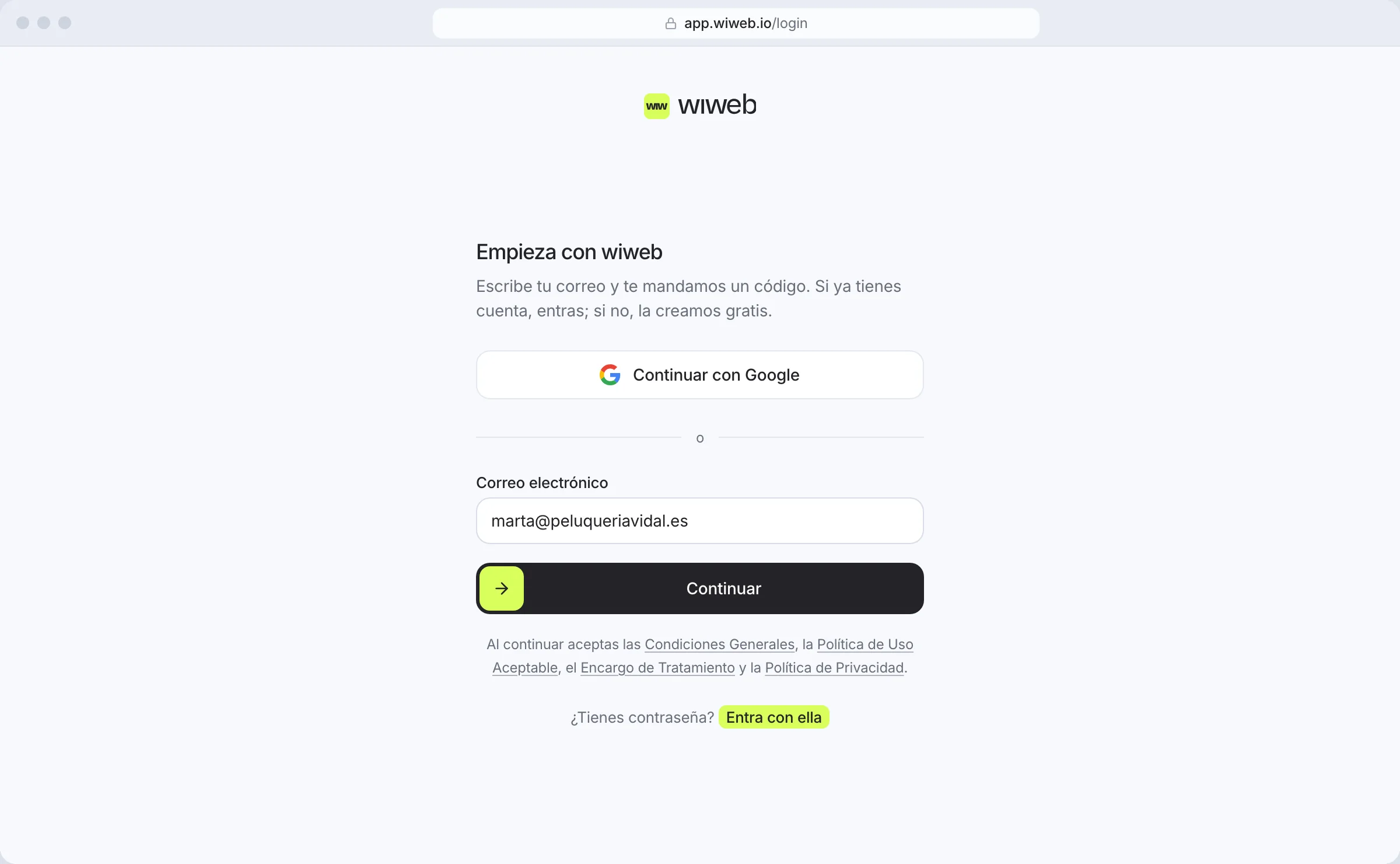La pantalla «Empieza con wiweb», con el botón «Continuar con Google», el campo del correo y el botón «Continuar»